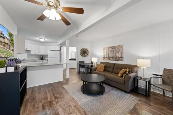 601 Knollwood Cir, Fontana, WI 53125