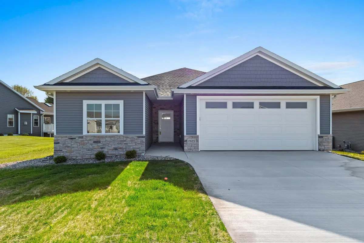 1925 Creekwood Ct, Manitowoc, WI 54220 - Image #1