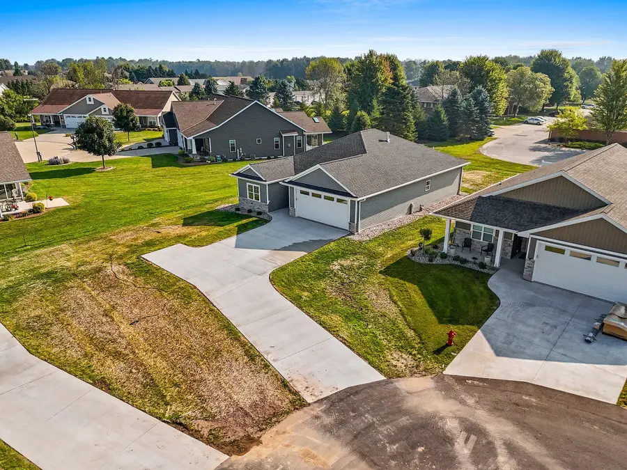 1925 Creekwood Ct, Manitowoc, WI 54220 - Image #3