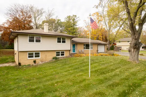 W199N9355 Wellington Dr, Menomonee Falls, WI 53051