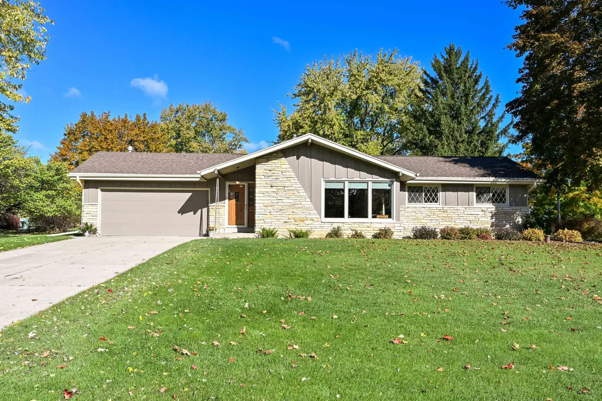 N65W28686 Fairlane Dr, Merton Town, WI 53029 - Image #1