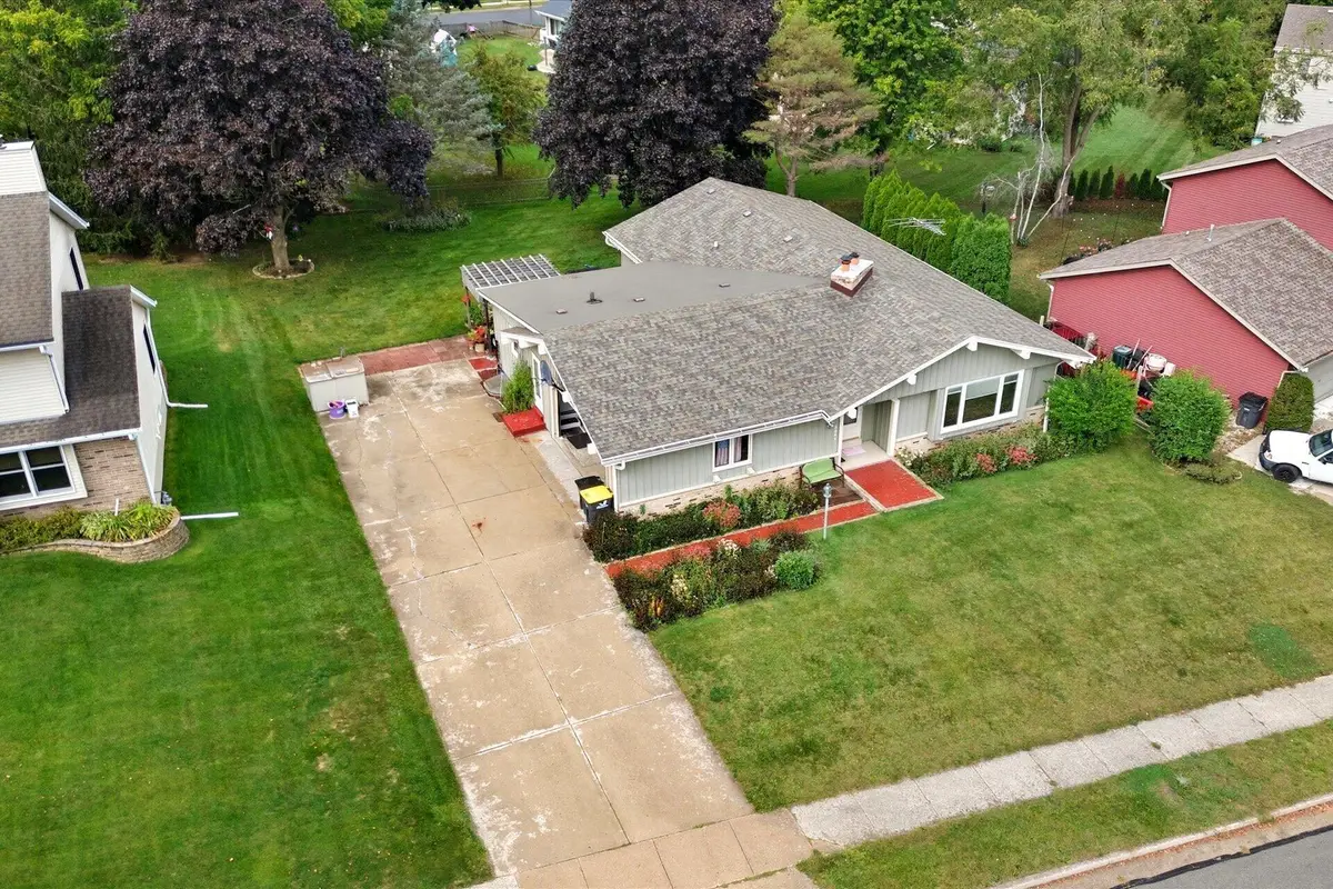 3041 Minot Ln, Waukesha, WI 53188 - Image #1
