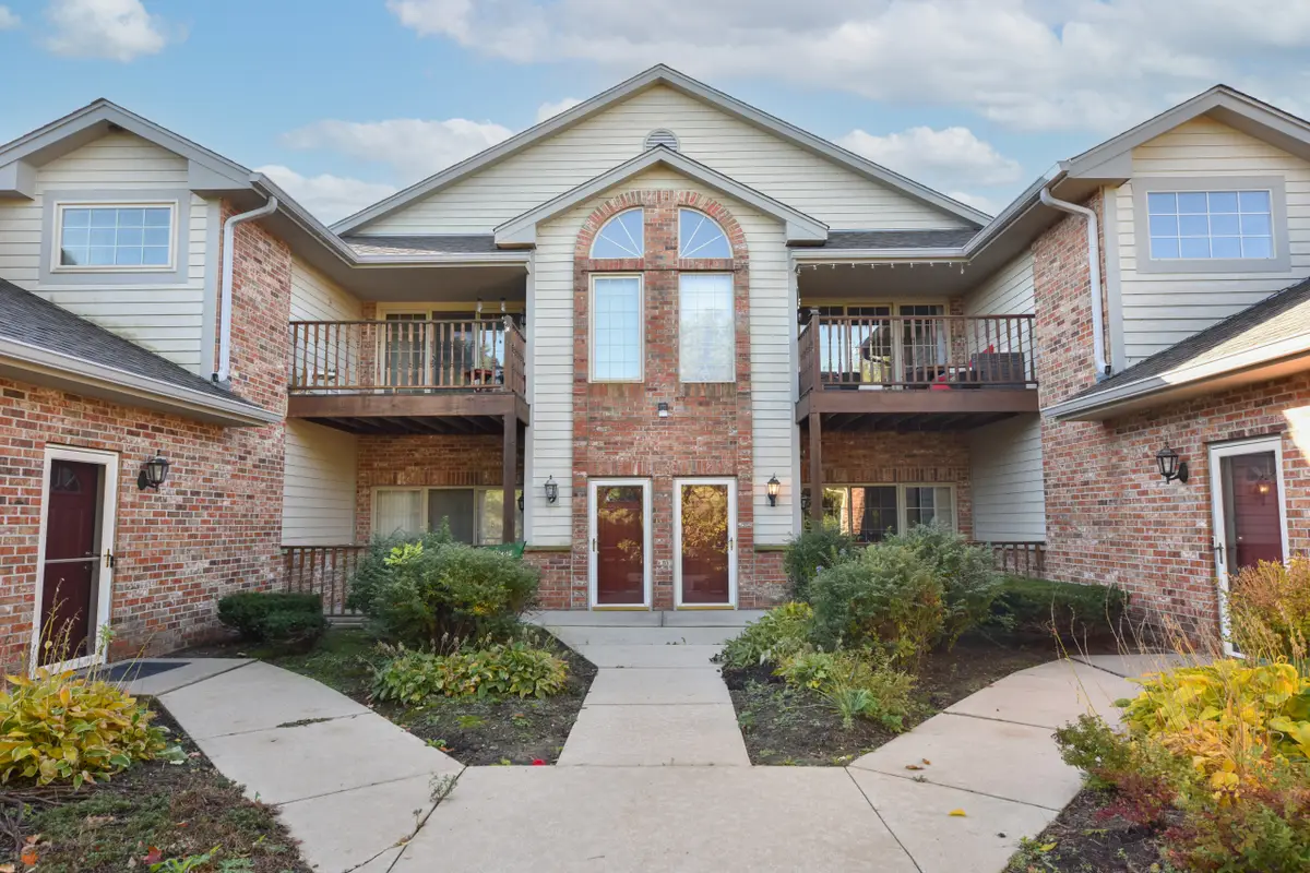 628 Hillcrest Rd, Saukville, WI 53080 - Image #1