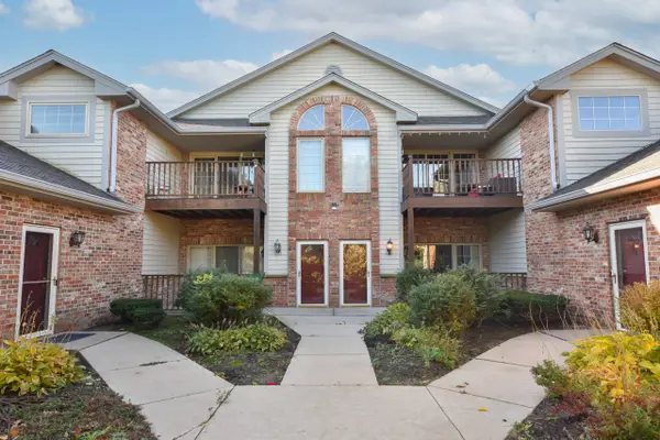 628 Hillcrest Rd, Saukville, WI 53080