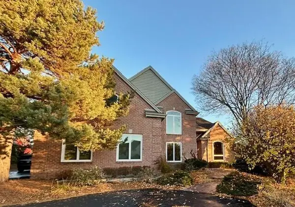 19770 Foxkirk Ct, Brookfield, WI 53045