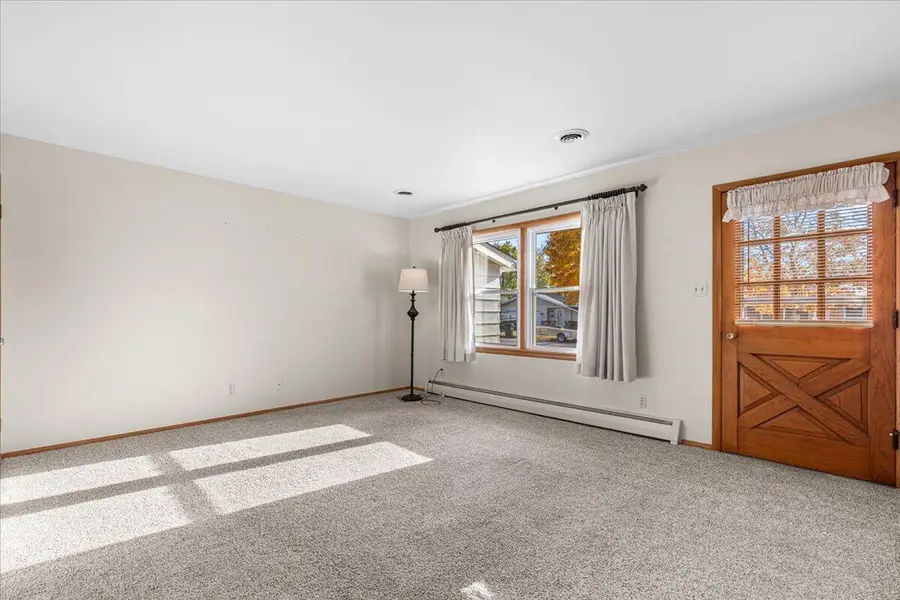 808 Meadowbrook Dr, West Bend, WI 53090 - Image #2