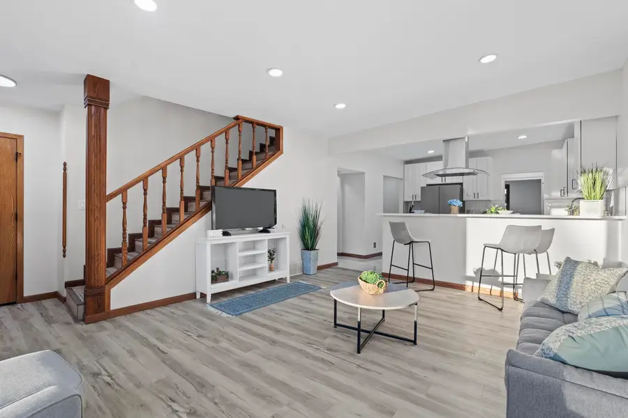 3328 S Honey Creek Dr, Milwaukee, WI 53219 - Image #2