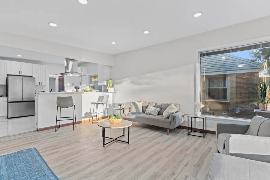 3328 S Honey Creek Dr, Milwaukee, WI 53219 - Image #3