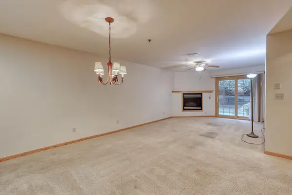 18275 Brookfield Lake Dr, Brookfield, WI 53045