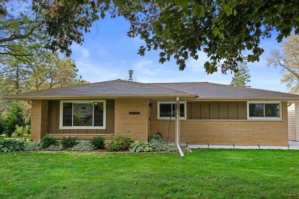 N58W18335 Juniper Ln, Menomonee Falls, WI 53051