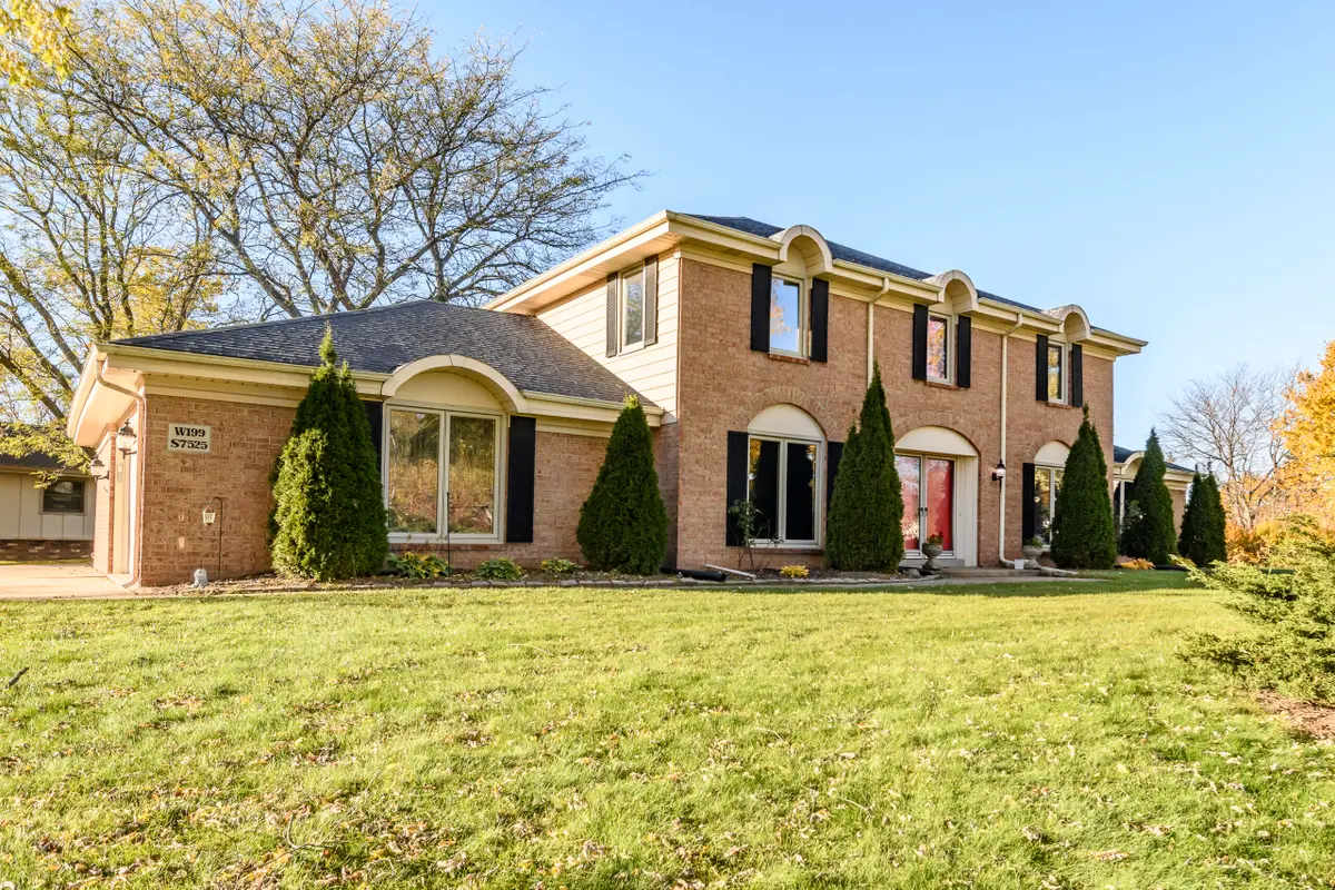 W199S7525 Lakeview Dr, Muskego, WI 53150 - Image #1