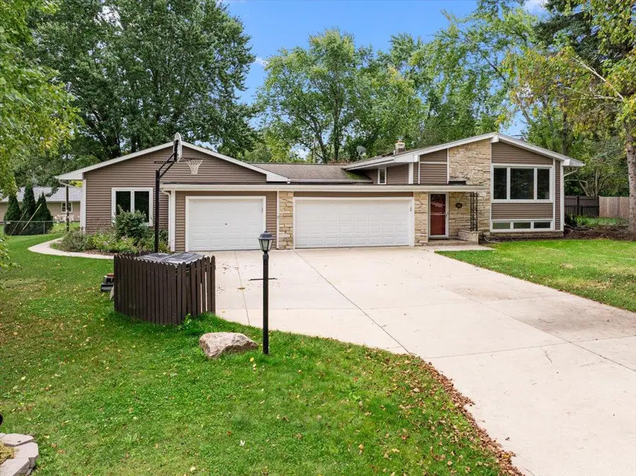 3332 S El Sirroco Dr, New Berlin, WI 53151 - Image #3