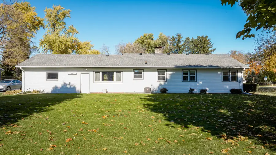 711 Lisbon Rd, Oconomowoc, WI 53066 - Image #2