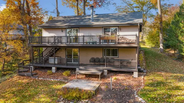 282 Hickory Ct, Hartland, WI 53029