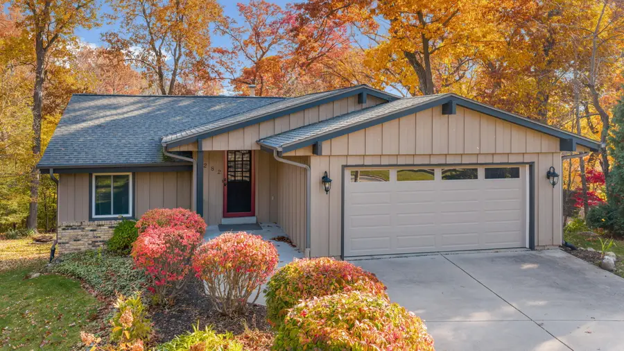 282 Hickory Ct, Hartland, WI 53029 - Image #2