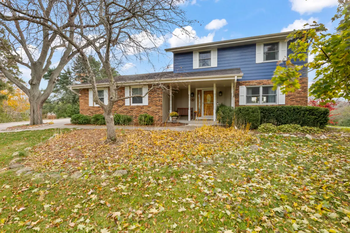 S16W32109 High Meadow Cir, Genesee, WI 53018 - Image #1