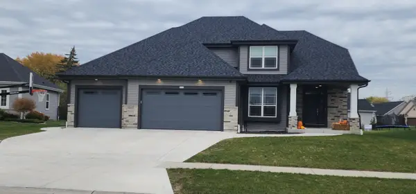 9334 S Arbor Creek Dr, Oak Creek, WI 53154