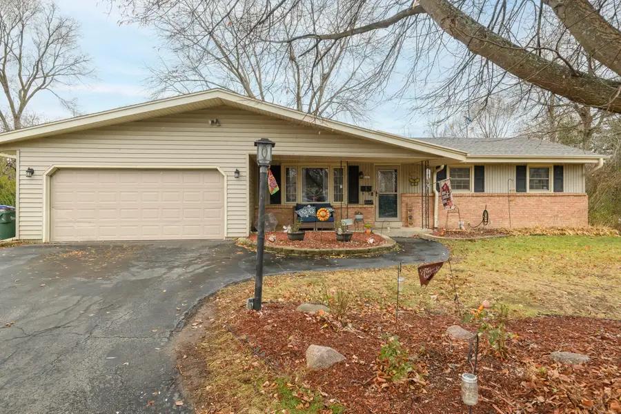 5107 Russell Ct E, Greendale, WI 53129 - Image #2