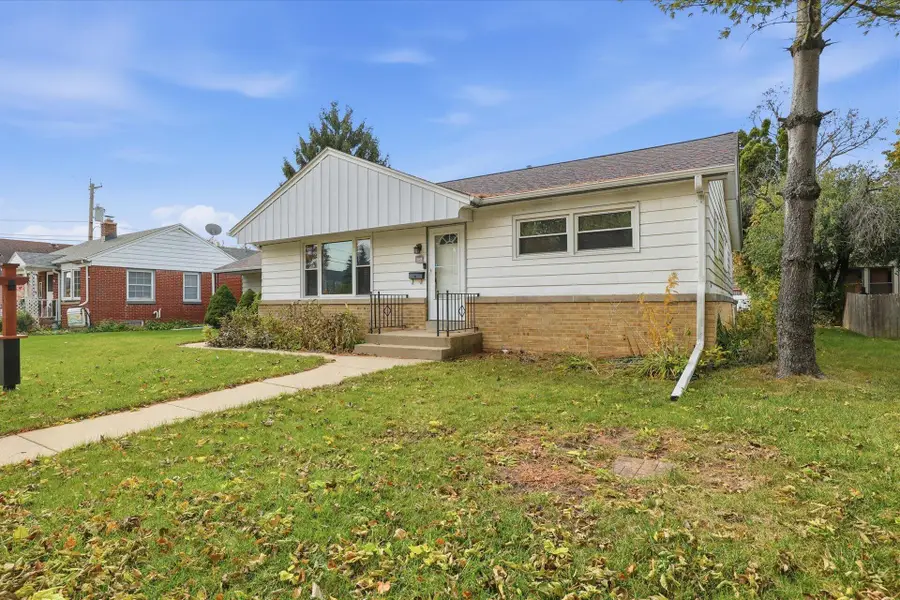 5629 N Bethmaur Ln, Glendale, WI 53209 - Image #2