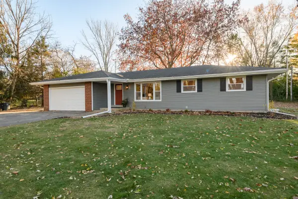 N33W22065 Hill N Dale Cir, Pewaukee, WI 53072