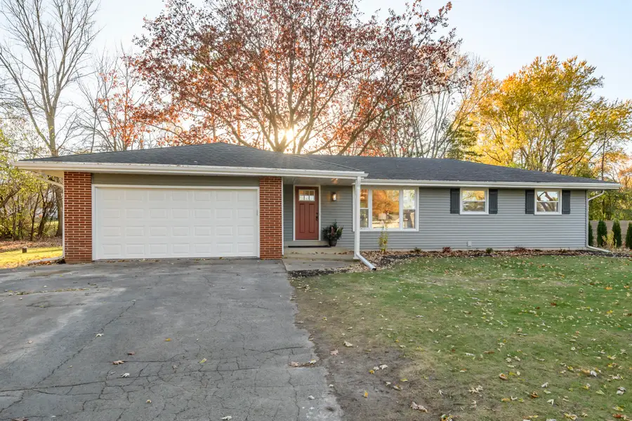 N33W22065 Hill N Dale Cir, Pewaukee, WI 53072 - Image #2