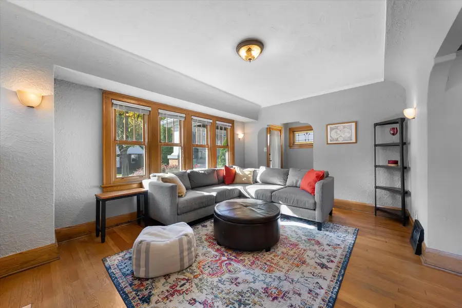 6742 Hillside Ln, Wauwatosa, WI 53213 - Image #2