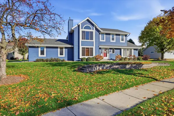 858 Laureate Dr, Pewaukee, WI 53072