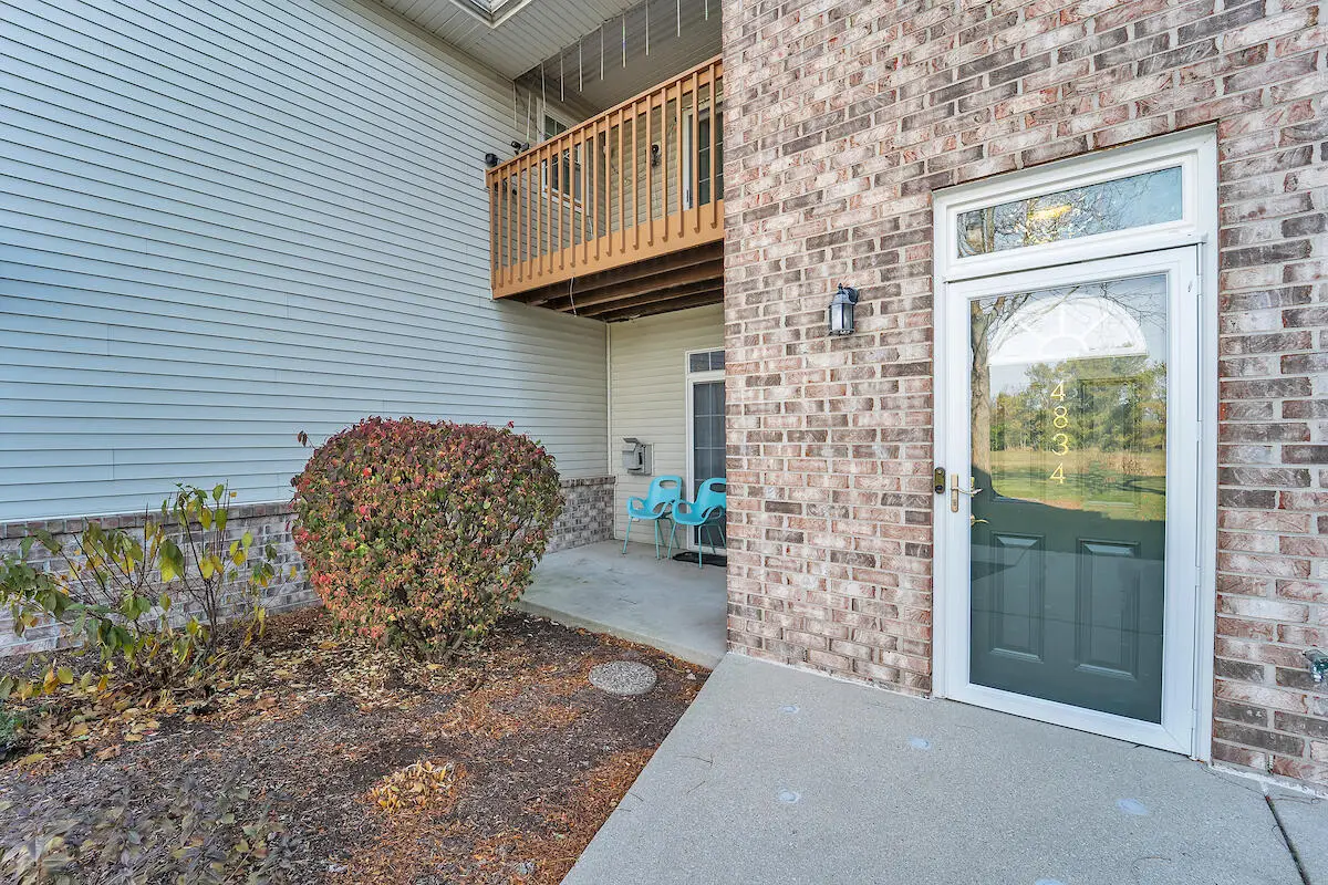 4834 W Maple Leaf Cir, Greenfield, WI 53220 - Image #1