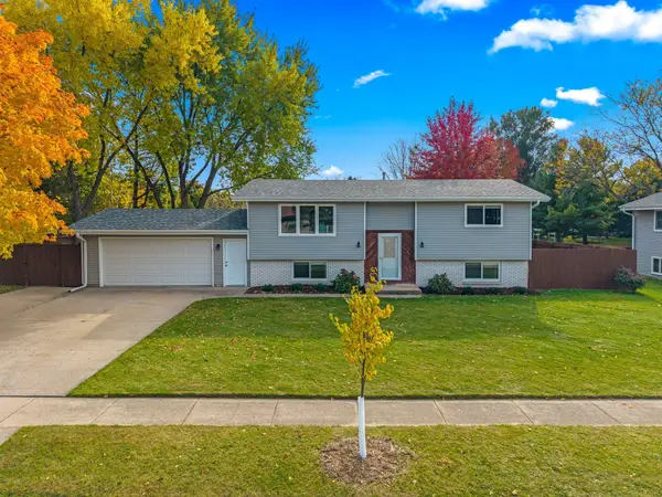 247 Sunny Hill Ln, Oconomowoc, WI 53066