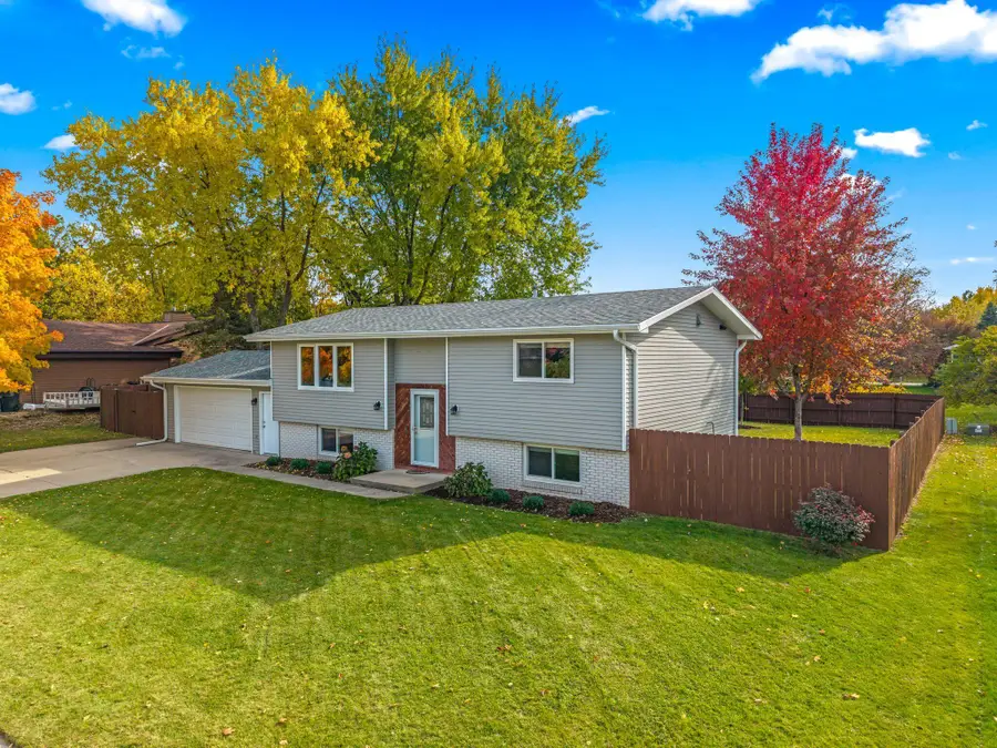 247 Sunny Hill Ln, Oconomowoc, WI 53066 - Image #2