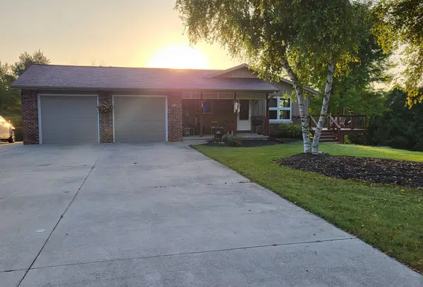 9396 Boltonville Rd, Farmington, WI 53040