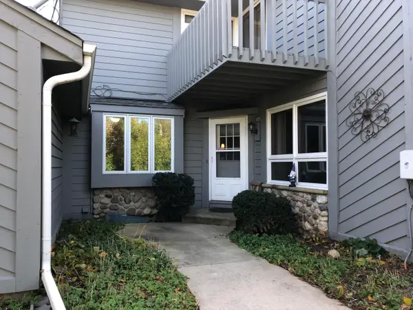 15634 W Ridge Rd, New Berlin, WI 53151