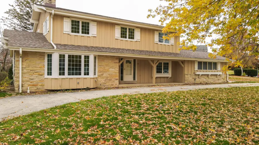 3431 W Colette Ct, Mequon, WI 53092 - Image #2