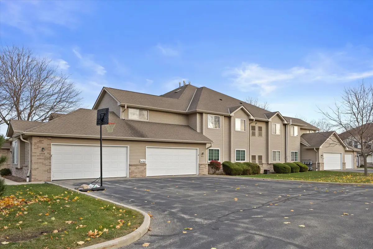 4787 W Maple Leaf Cir, Greenfield, WI 53220 - Image #1
