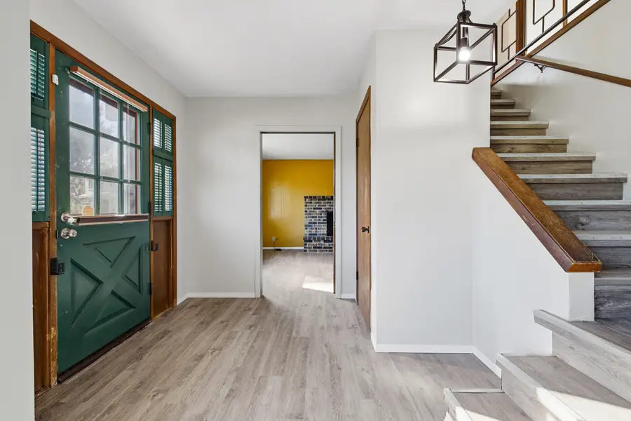 1334 W Paradise Ct, Glendale, WI 53209 - Image #2