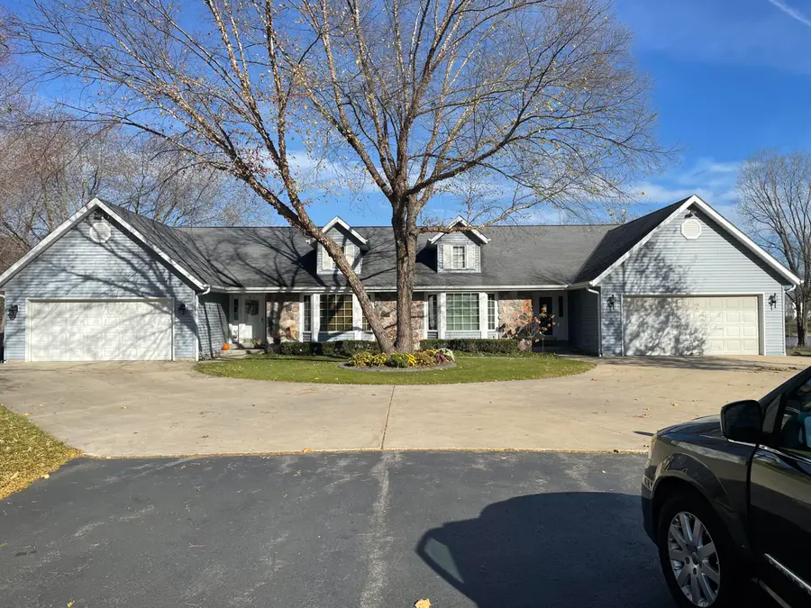 2214 Willowbrook Dr, West Bend, WI 53090 - Image #2