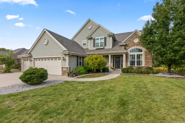 W273N2543 Arlington Dr, Pewaukee, WI 53072