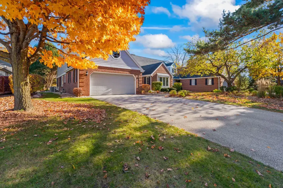 2611 W Lake Vista Ct, Mequon, WI 53092 - Image #2