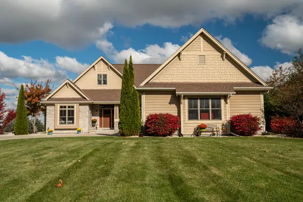 190 High Ridge Ct, Slinger, WI 53086