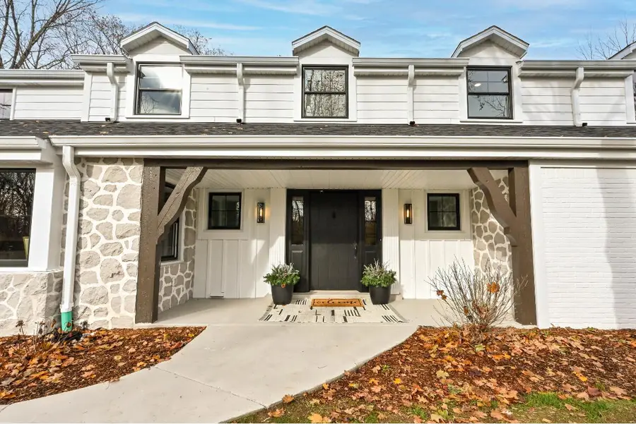 10525 N Fairway Ln, Mequon, WI 53092 - Image #2