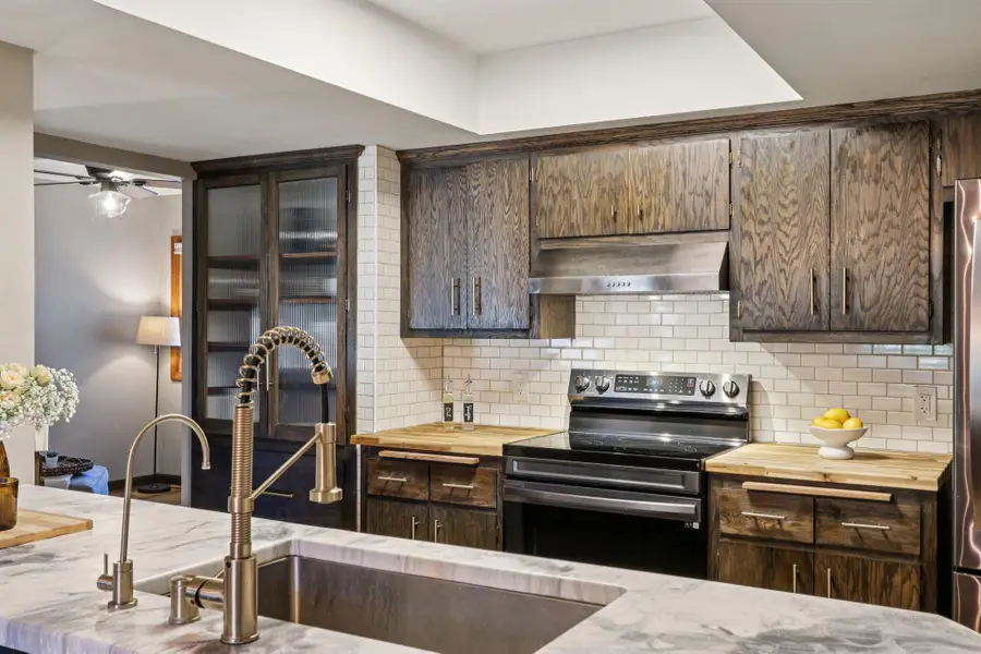 2904 Chancery Ln, Waukesha, WI 53188 - Image #2