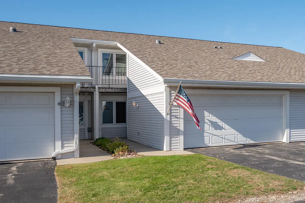 653 Hartford Sq, Hartford, WI 53027 - Image #1