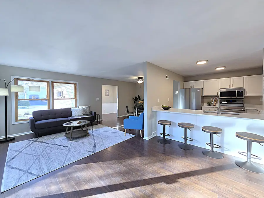 6512 S Parkedge Cir, Franklin, WI 53132 - Image #2