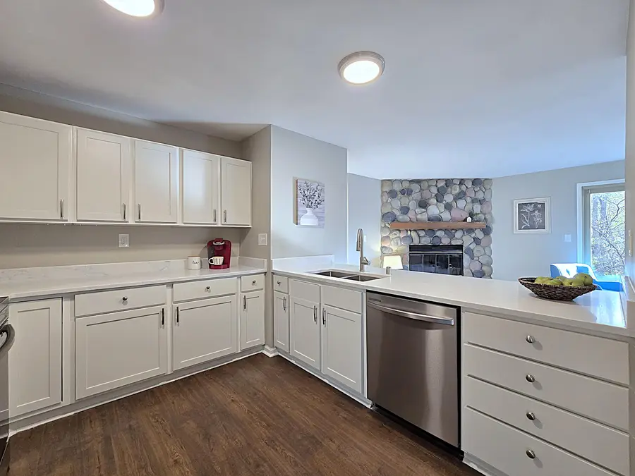 6512 S Parkedge Cir, Franklin, WI 53132 - Image #3