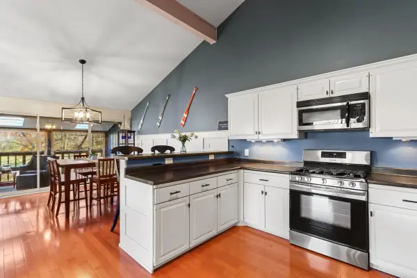 303 Deerpath E, Fontana, WI 53125