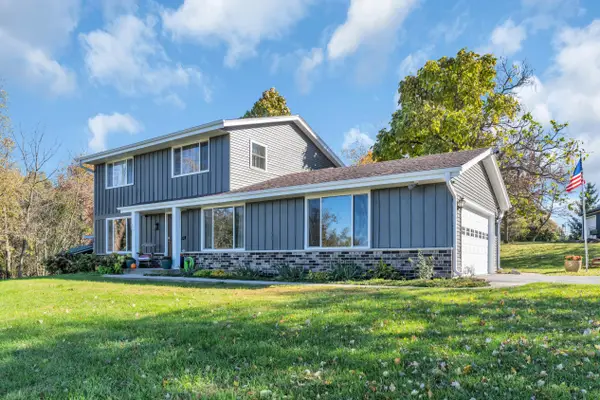 W243S7330 Greenbriar Dr, Vernon, WI 53189