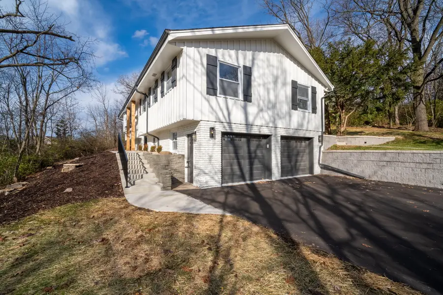 21740 W Lochinvar Ln, New Berlin, WI 53146 - Image #2