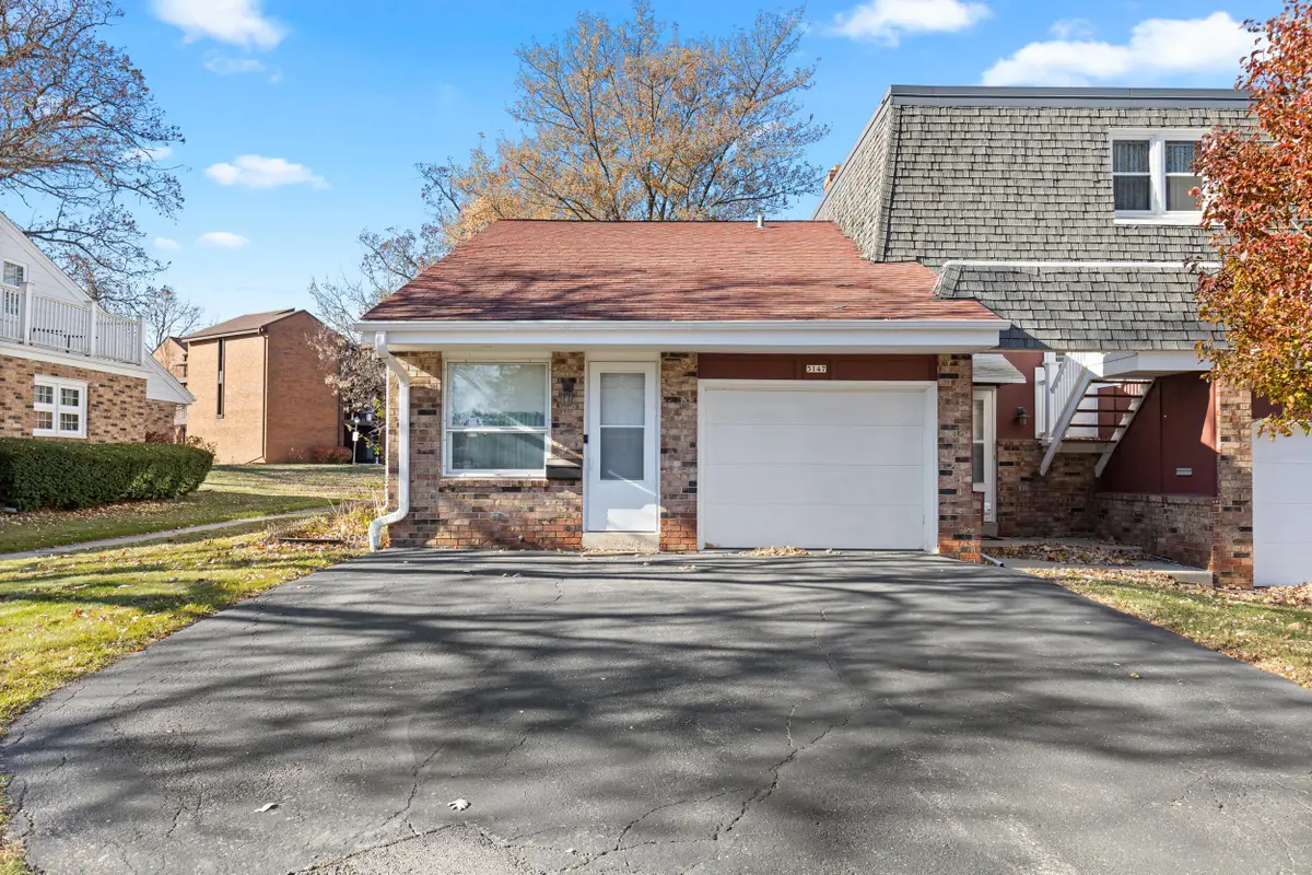 5147 S Camelot Ln, Greenfield, WI 53221 - Image #1