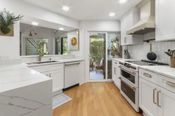 963 Duck Pond Rd, Fontana, WI 53125