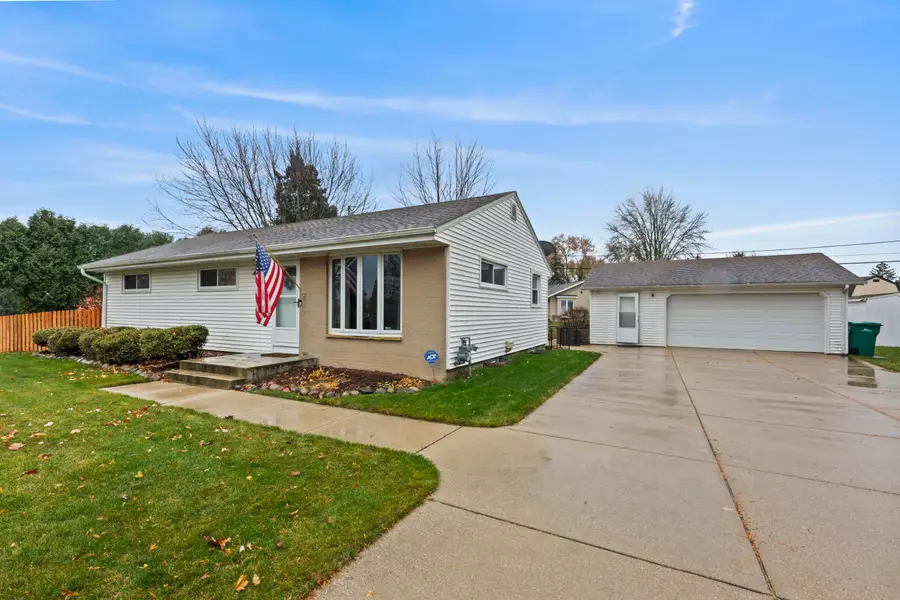 N54W14225 Van Buren Dr, Menomonee Falls, WI 53051 - Image #2